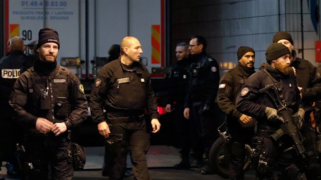 Pa힚t policist znekodnili nebezpenho mue s noem na nmst v La Dfense. (13. prosince 2019)