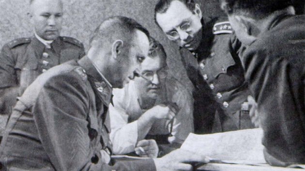 Záběr z velitelství Velké Prahy Bartoš - sedící vlevo je generál Karel Kutlvašr, uprostřed v košili kapitán Jaromír Nechanský a vedle něho podplukovník František Bürger. Všichni tři se za ČNR zúčastnili 8. května 1945 jednání s generálem Rudolfem Toussaintem o kapitulaci německých branných sil.