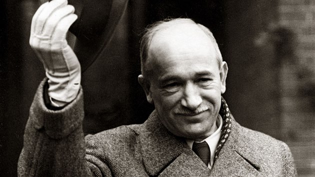 Edvard Beneš krátce po příletu z Londýna. (30. října 1938)