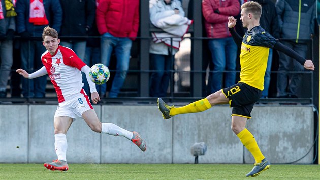 Momentka z utkn Youth League mezi Dortmundem a Slavi.