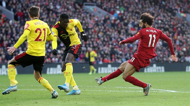 Liverpoolsk Mohamed Salah stl mezi obrnci Watfordu. Byl z toho prvn gl Liverpoolu.