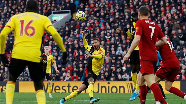 Etienne Capoue z Watfordu pl na brnu Liverpoolu v utkn Premier League.