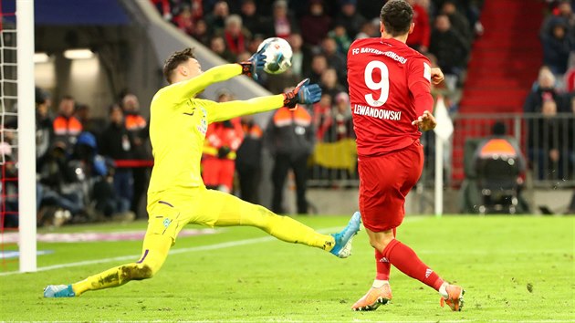 Polsk tonk Robert Lewandowski z Bayernu Mnichov pekonv eskho branke Jiho Pavlenku z Werderu Brmy v utkn bundesligy.