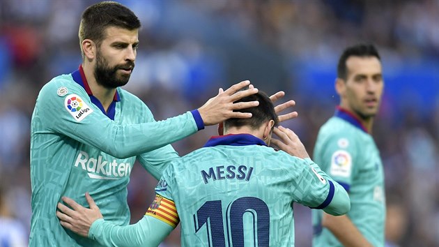 Lionel Messi z Barcelony a Gerard Piqu v utkn panlsk ligy proti San Sebastianu.