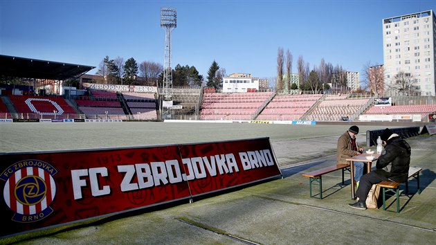 Brněnská fotbalová Zbrojovka nabídla zdarma pomoc bezdomovcům a všem potřebným. Například měli teplý oběd.