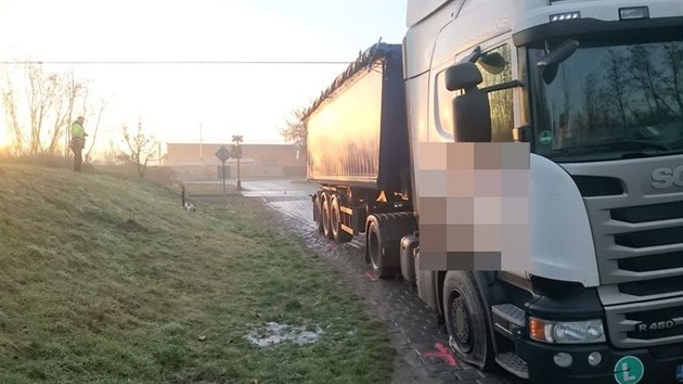 Korba nákladního auta strhla trakční vedení v Rousínově.