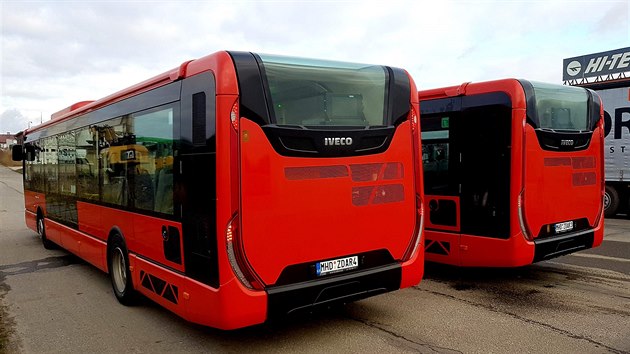 Nové autobusy žďárské městské hromadné dopravy. Nízkopodlažní vozy mají klimatizaci a jsou opatřeny značkami na přání, které jednoznačně definují, k čemu budou sloužit.