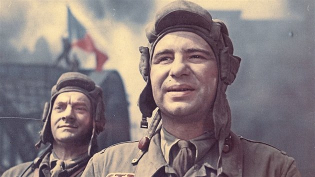 V padesátých letech Krejča hodně filmoval. Na tomto snímku je s Bedřichem Prokošem ve snímku Tanková brigáda z roku 1955.