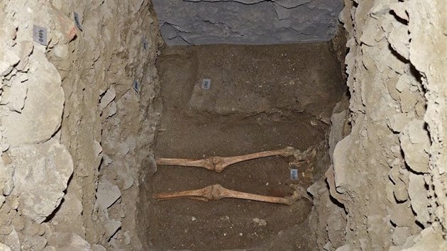 Archeologové, kteří hledají v jaroměřickém chrámu svaté Markéty podobu původního gotického kostela, nalezli hroby s kosterními pozůstatky čtyř lidí.