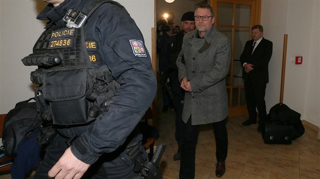 Starosta Varnsdorfu Stanislav Horáček (ANO) před vazebním jednáním na okresním soudu v Děčíně. (13. prosince 2019)