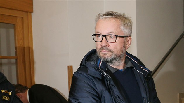 Majitel firmy Water Solar techology Miloš Schubert před vazebním jednáním na okresním soudu v Děčíně. (13. prosince 2019)