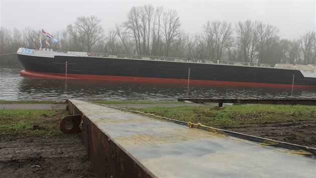Po namazaných ocelových kolejnicích tanker hladce sjel do vody. (18. prosince 2019)