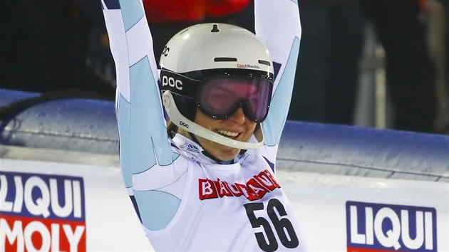 Martina Dubovská s vysokým číslem 56 jásá v cíli druhého kola slalomu v Levi.