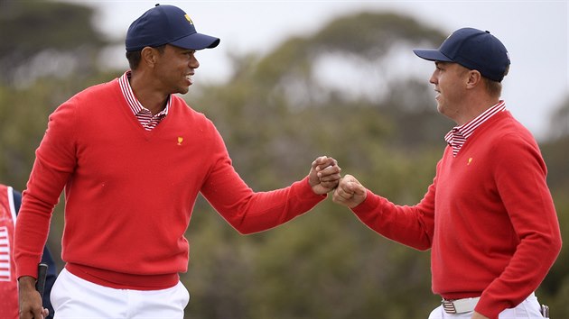 Tiger Woods (vlevo) a Justin Thomas jako jedin z americkho tmu bhem prvnho dne Prezidentskho pohru bodovali.