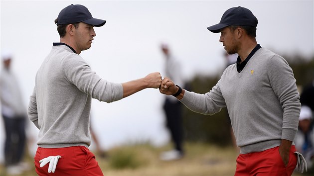 Xander Schauffele (vpravo) a Patrick Cantlay pi Prezidentskm pohru v Melbourne.