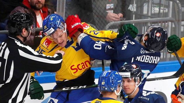 Švéd Gustav Rydahl  a finský hokejista Petteri Lindbohm v bitce na turnaji Channel One Cup.