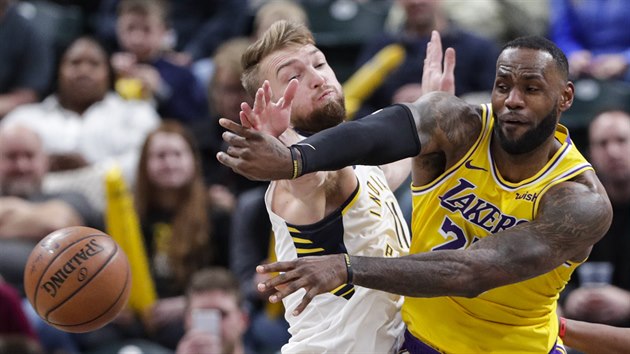 LeBron James z Los Angeles Lakers pihrv v tk pozici, brn ho Domantas Sabonis z  Indiana Pacers.