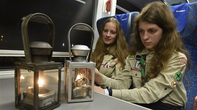 Brněnští skauti již potřicáté přivezli z Vídně do Brna přes hraniční železniční stanici Břeclav takzvané betlémské světlo, které budou o týden později rozvážet vlaky do celého Česka. Tradice betlémského světla je jedním z novodobých symbolů Vánoc a vznikla v roce 1986 v Rakousku. (14. prosince 2019)