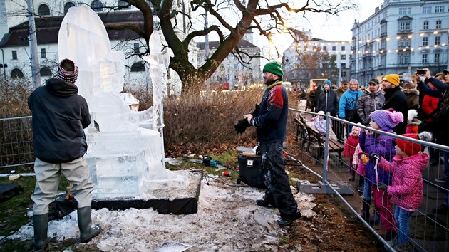 Dvojice socha vyrobila v Brn z ledu dvoutunovou sochu vldce Ink. (15. prosince 2019)