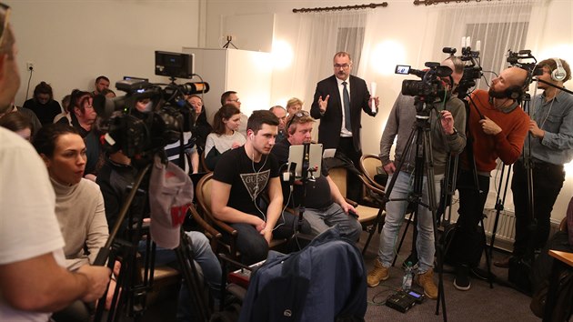 V �eporyj�ch se v �ter� ve�er uskute�nilo zased�n� zastupitelstva, kter� projedn�valo stavbu pomn�ku vlasovc�m. Do ob�adn� s�n� m�stn�ho ��adu dorazily zhruba dv� des�tky novin���, obyvatel� �eporyj� i dal�� Pra�an�. (10. prosince 2019)