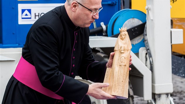 Ulo�en� so�ky svat� Barbory u �achty metra D na Pankr�ci. (18.12.2019)