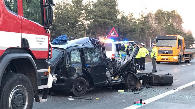 O nkolik destek minut pozdji se v kolon srazilo auto s kamionem. idi v aut nepeil. (18. 12. 2019)