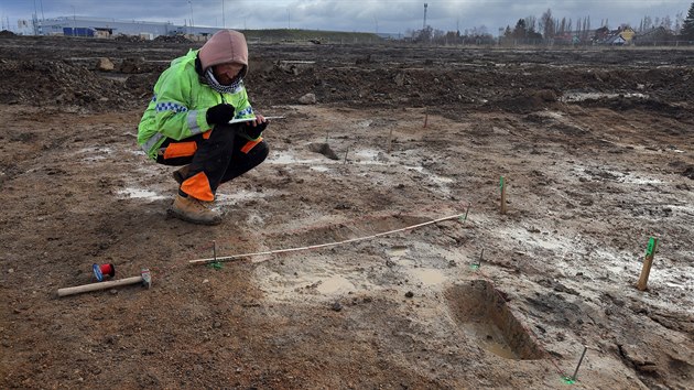 Pi vstavb haly v chebskm prmyslovm parku v rmci archeologickho dohledu objevili odbornci zbytky sdlit z doby bronzov. (10. 12. 2019)