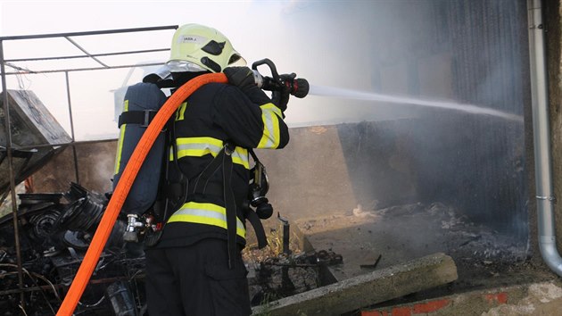 Devět jednotek hasičů likvidovalo požár skladovací haly v Hrdibořicích na Prostějovsku, uvnitř které byly mimo jiné uskladněny více než dvě desítky veteránů. Škoda proto přesáhla osm milionů korun.