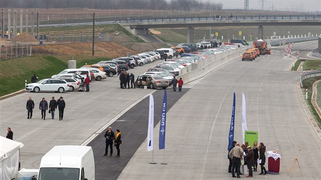 Na okraji Přerova byl slavnostně otevřen nový čtrnáctikilometrový úsek dálnice D1. Předposlední dosud chybějící část autostrády vede k Lipníku nad Bečvou.