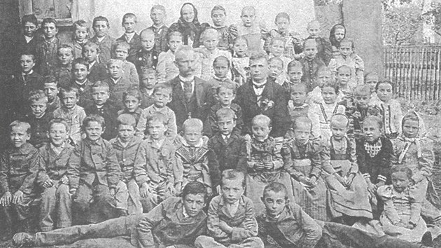 Fotografie Cyrila Stejskala jako žáka první třídy ve školním roce 1897-1898, sedí v první řadě pátý zleva.