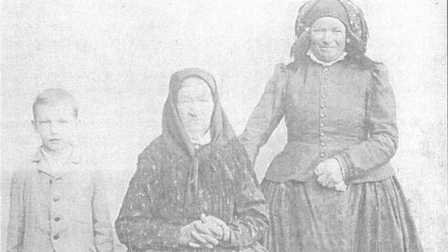 Fotografie Cyrila Stejskala s maminkou a babikou.