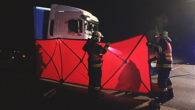 Na silnici I/55 se čelně srazil kamion s osobním vozem, řidič auta utrpěl zranění neslučitelná se životem. Z vraku vozu ho museli vyprostit hasiči.