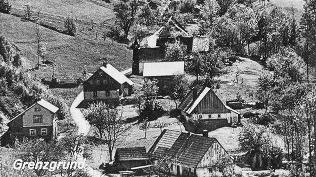 Historická pohlednice zachycující pohled na osadu Hraničná v Jeseníkách (německy Gränzgrund či Grenzgrund, která byla vydána po připojení Sudet k Německu.