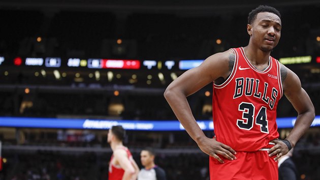 Wendell Carter Jr. z Chicaga si vyt est faul proti Torontu, v pozad jeho spoluhr Tom Satoransk.