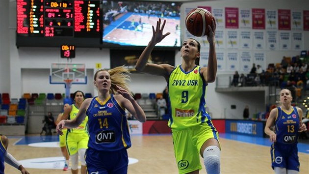 Marija Reanov (vpravo) z USK Praha zakonuje v zpase s Castors Braine, neubrnila ji Egl ikniutovou.