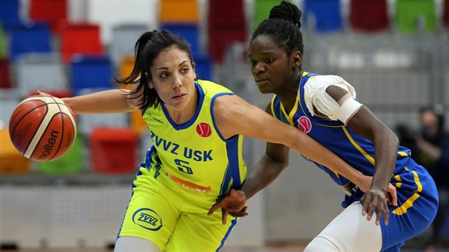 Cristina Ouviov (vlevo) z USK Praha to kolem Melissy Diawakanov z Castors Braine.