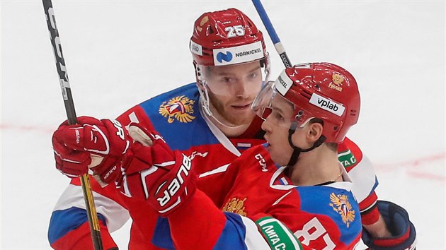 Rusk hokejista Vadim ipaov (v poped) oslavuje trefu proti vdsku.