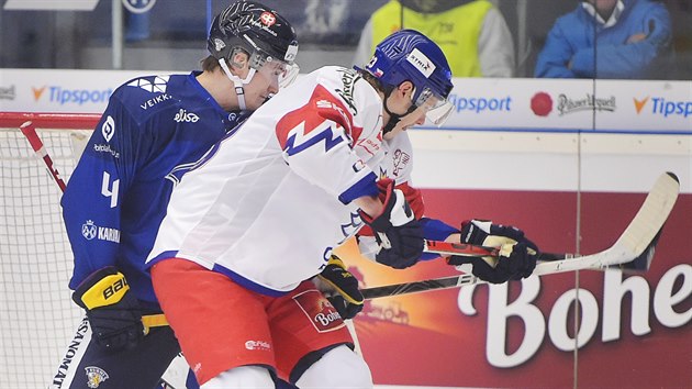 Tarmo Reunanen (vlevo) z Finska a český hokejista Dmitrij Jaškin bojují před finskou bránou.