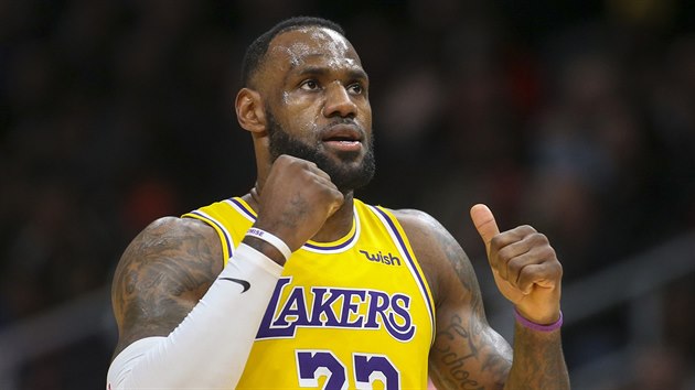 LeBron James z LA Lakers oslavuje ko na palubovce Atlanty.