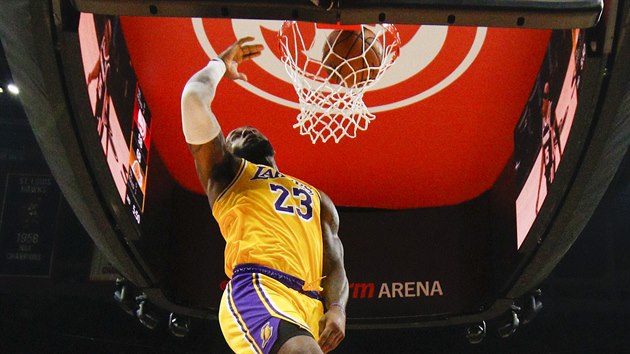 LeBron James z LA Lakers smeuje do koe Atlanty.