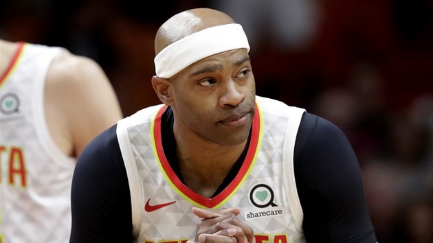 Vince Carter z Atlanty vstupuje do zpasu s Miami.