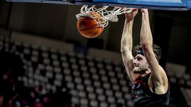 Zach Hankins z Nymburka smeuje do koe Gaziantepu.