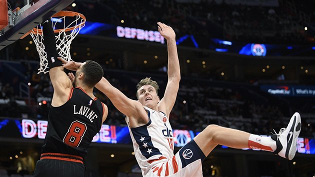 Zach LaVine (8) z Chicaga smeuje na washingtonsk ko pes Anejse Pasenikse.