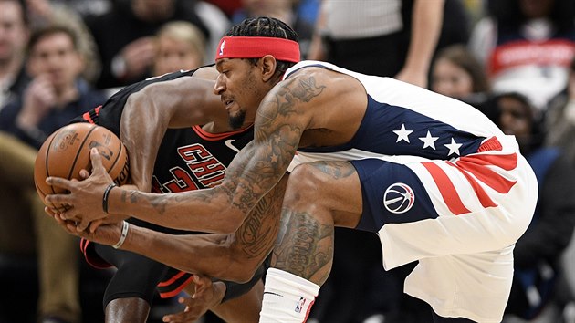 Bradley Beal (vpravo) z Washingtonu a Kris Dunn z Chicaga hon po palubovce m.