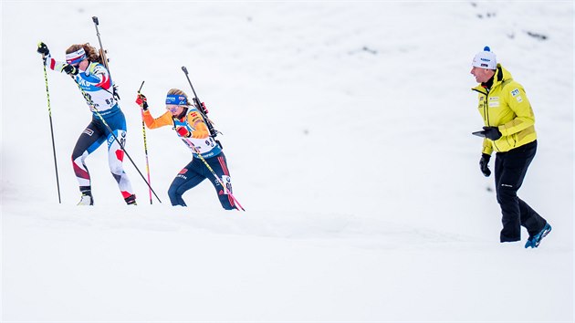 Jessica Jislov (vlevo) na trati sprintu v Hochfilzenu