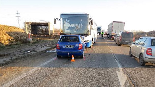idi ve voze koda Fabia se eln srazil s linkovm autobusem u Vestar (10. 12. 2019).