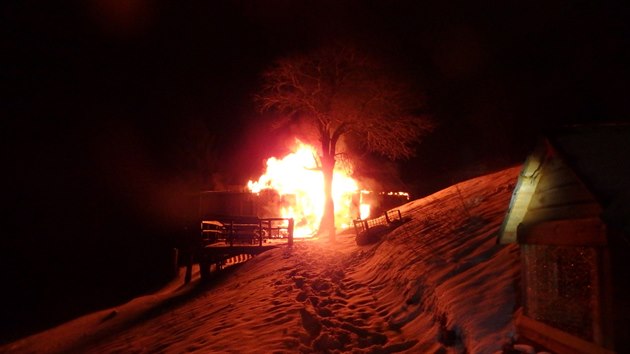 Ohe zachvtil chalupu u sjezdovky Javor v Peci pod Snkou (15. 12. 2019).