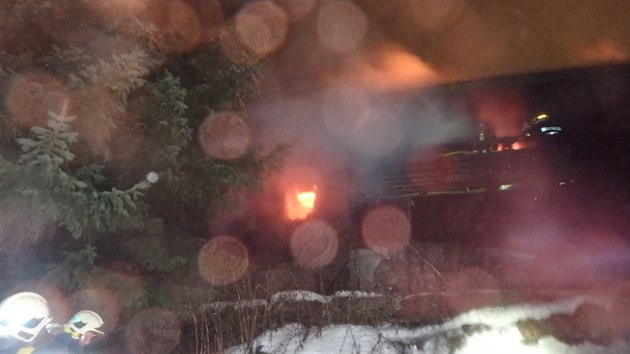 Oheň zachvátil chalupu u sjezdovky Javor v Peci pod Sněžkou (15. 12. 2019).