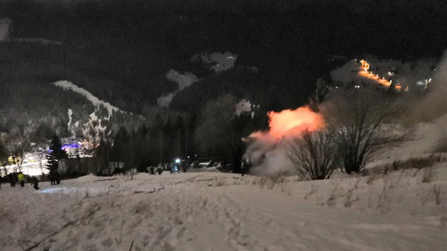V Peci pod Sněžkou shořela chata Bažina (15. 12. 2019).