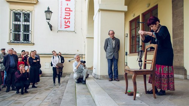 Výstavu Devadesát vůní dřeva zahajoval loutkář František Vítek, který tvoří v uměleckém tandemu se svou ženou Věrou (22. 10. 2019).